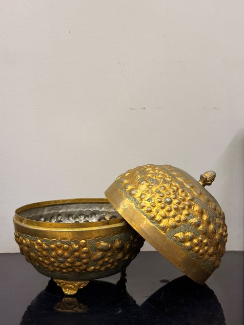 صندوق حلية نحاسي أثري ذو غطاء مقبب وقوائم زخرفية بنقوش بارزة