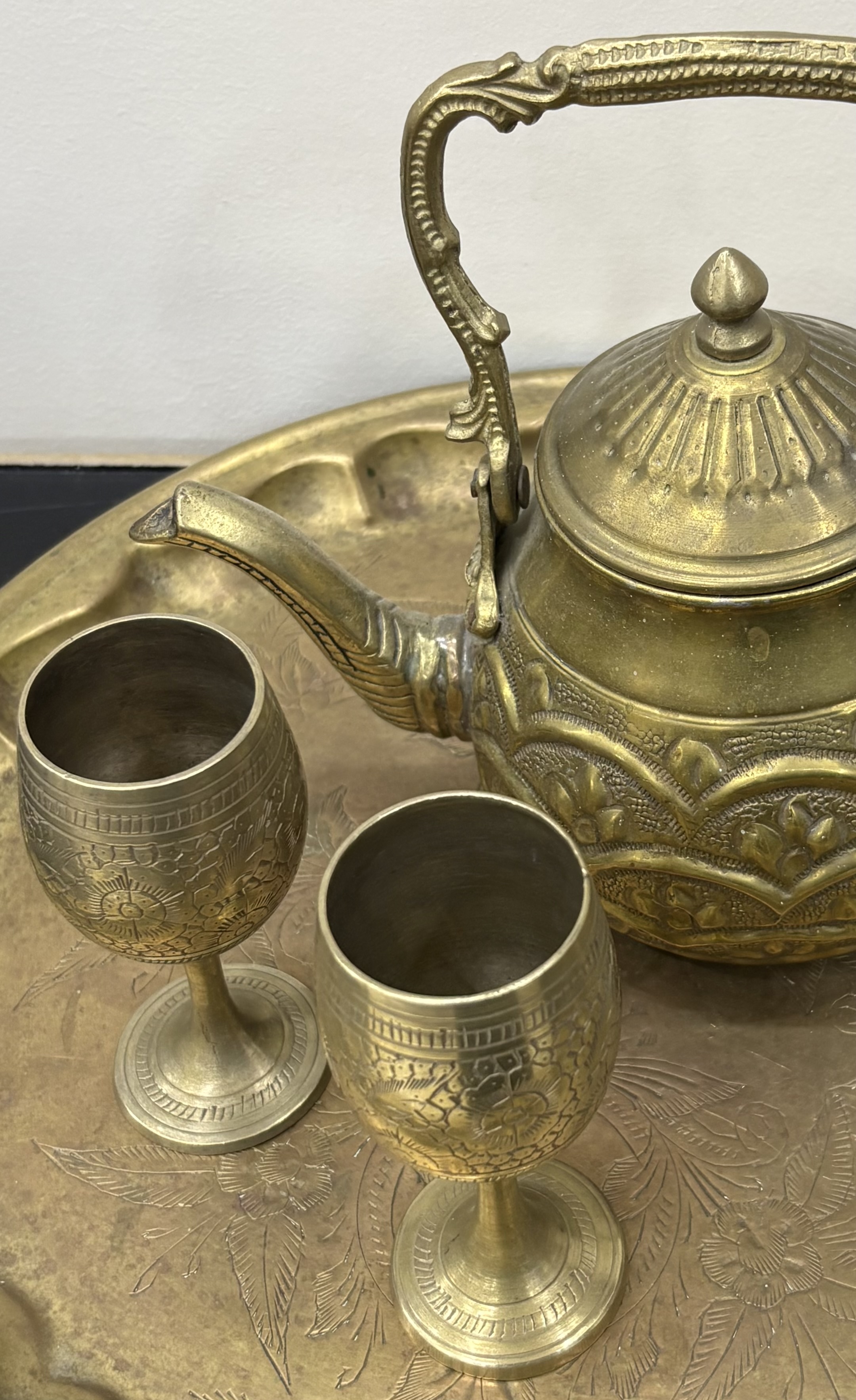 طقم أباريق وكؤوس نحاسي أنتيك منقوش مع صينية