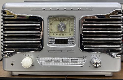 راديو ومشغل أقراص CD كلاسيكي بأسلوب ريترو من TEAC