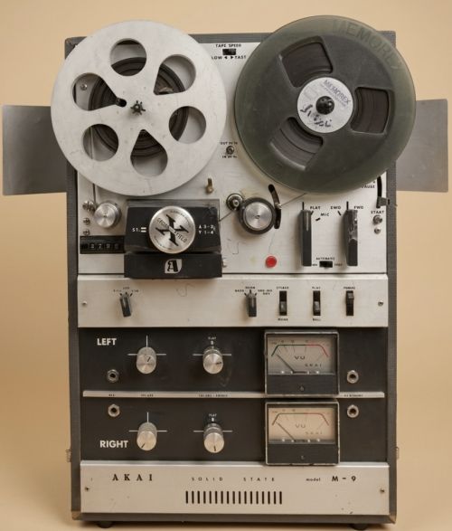 مسجل ومستعرض أشرطة بكرات (Reel-to-Reel) أنتيك من Akai (موديل M-9)