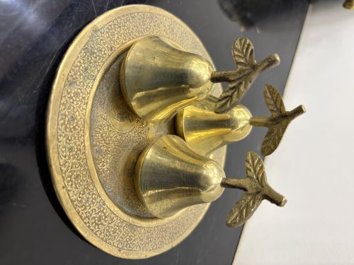 طقم علب نحاسية صغيرة كلاسيكية بشكل إجاص (كمثرى) مع طبق منقوش