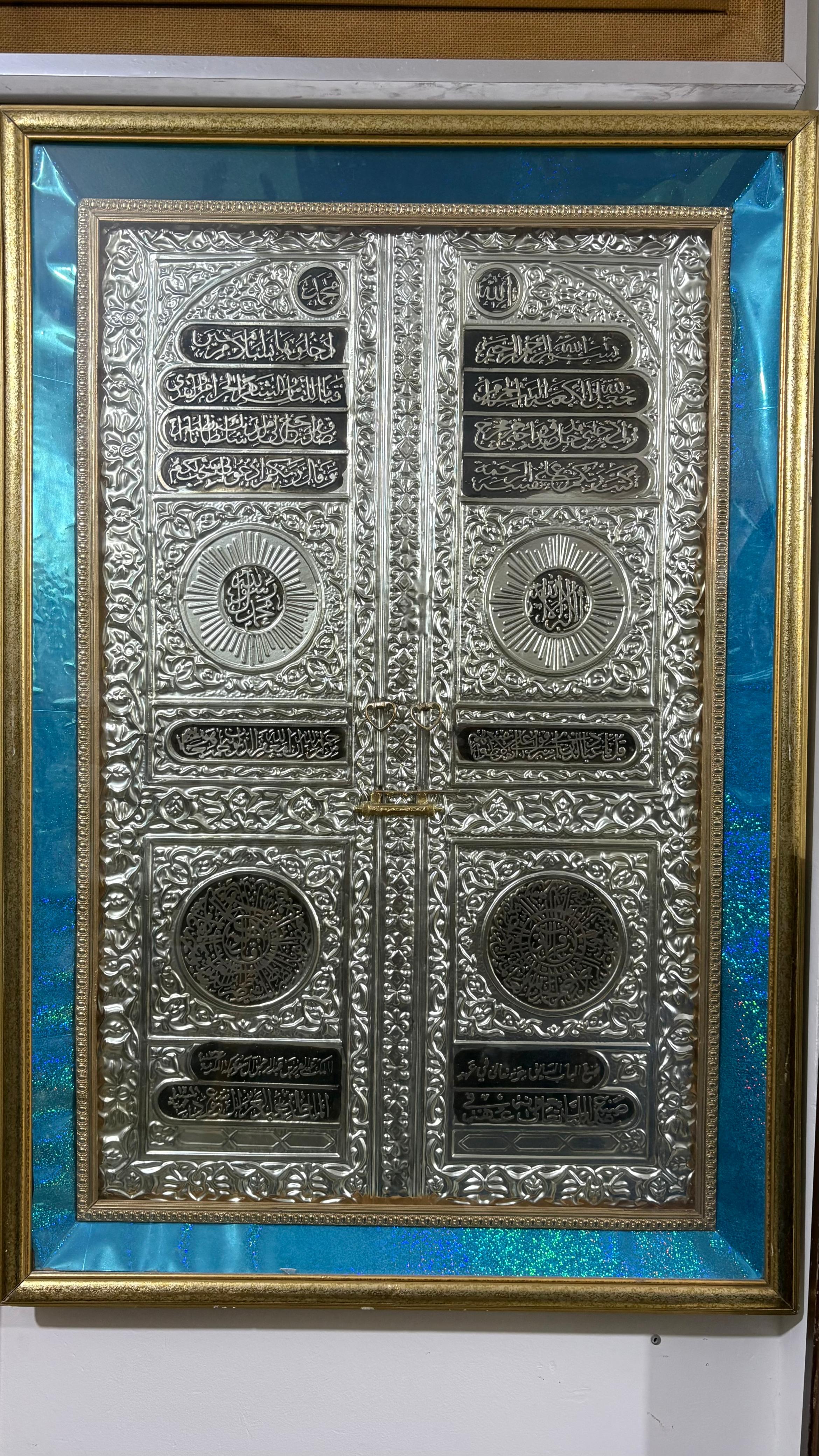 لوحة جدارية إسلامية مع معطر/إطار محفور لباب الكعبة المشرفة باللون الفضي